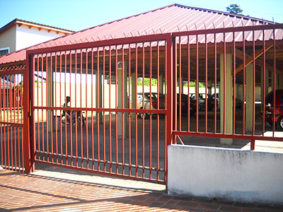 cocheras cubiertas y con rejas